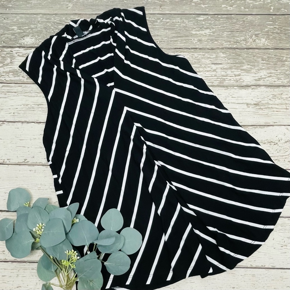 Cable & Gauge Diagonal Striped V Neck Sleeveless Top
